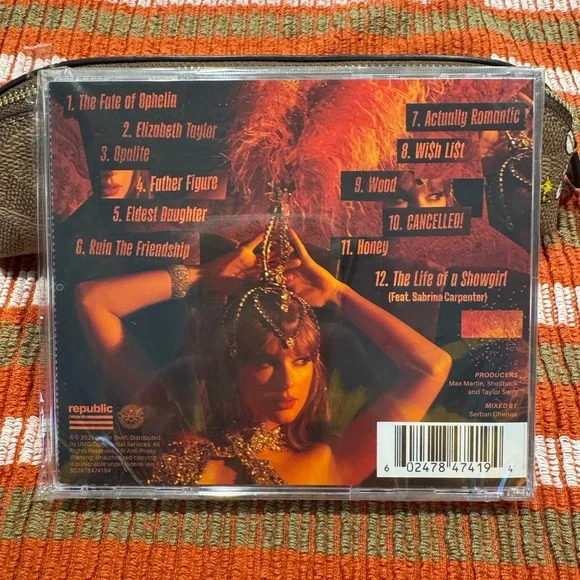 Taylor Swift The Life of a Showgirl CD + Hand Signed Photo 4 - Picture 2 of 3